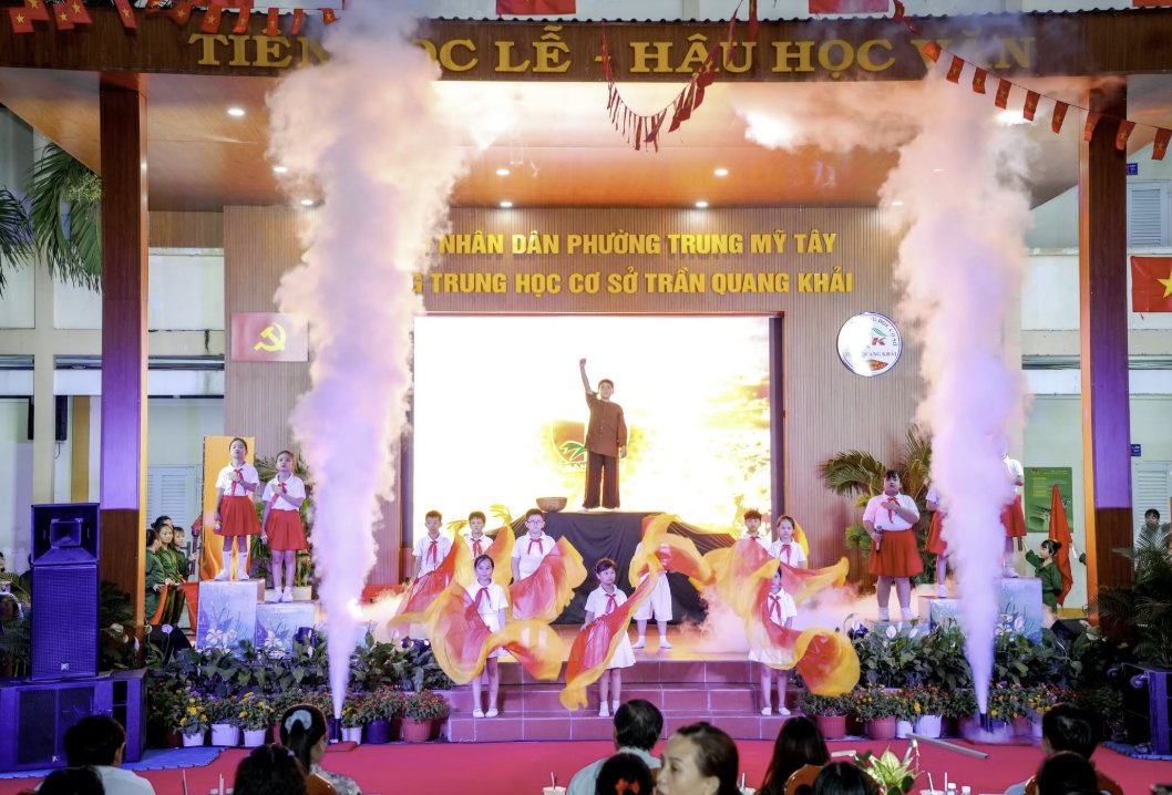 Hiệu ứng khói và ánh sáng sân khấu trong tiết mục Sử ca học đường