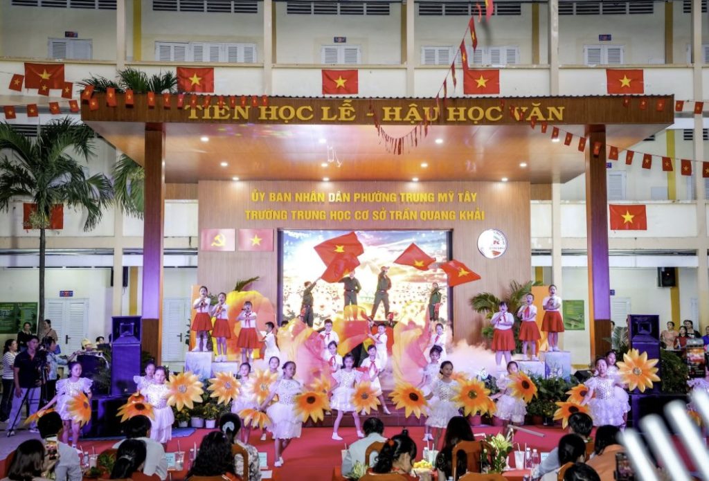 Tiết mục dự thi Hội thi Sử ca học đường phường Trung Mỹ Tây do NTSax Media Entertainment dàn dựng