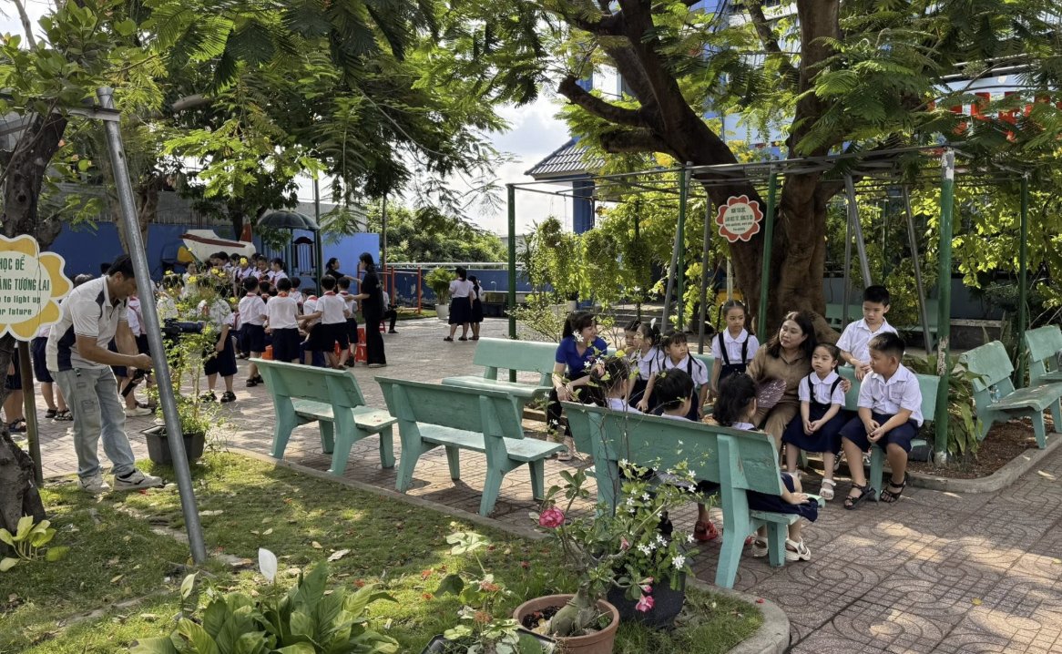 Quay phim tác nghiệp giữa sân trường trong giờ ra chơi của học sinh Trường Tiểu học Phú Thọ