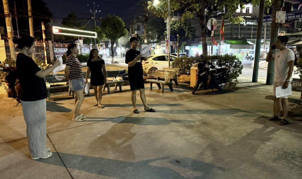 Ê-kíp NTSax Media Entertainment tập tiểu phẩm Táo Quân Tết 2026, diễn viên cầm kịch bản tập ngoài trời