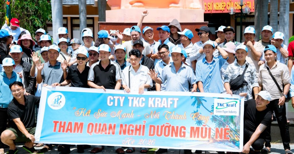 Đoàn Công ty TKC Kraft chụp ảnh tập thể với băng rôn tham quan nghỉ dưỡng Mũi Né tại Trường Dục Thanh, Phan Thiết