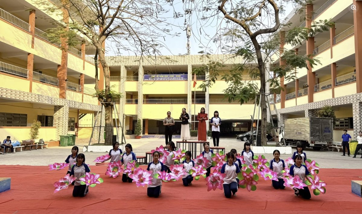 Tiết mục múa sen của học sinh Trường THCS Bình Chuẩn 2 trong buổi diễn báo cáo