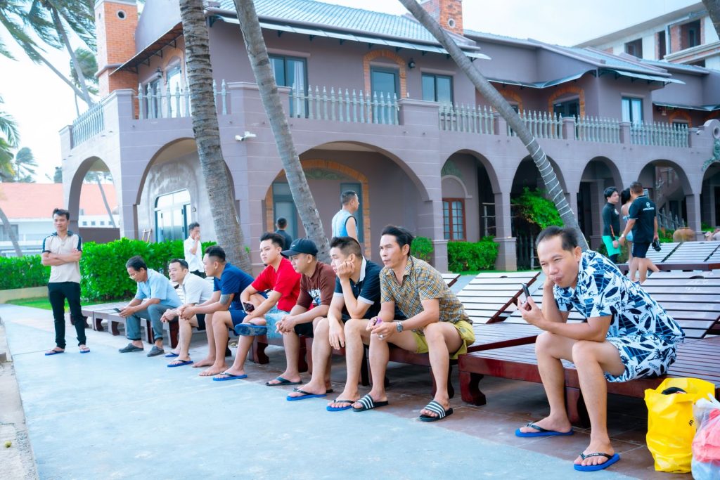Thành viên đoàn TKC Kraft chụp ảnh nhóm tại resort ven biển Mũi Né