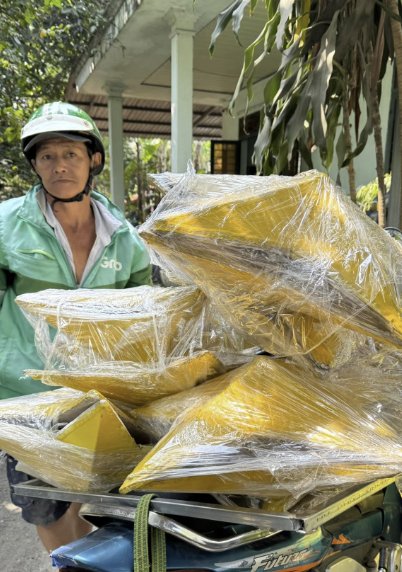 Đạo cụ hoa sen được bọc kỹ và vận chuyển tới địa điểm diễn báo cáo