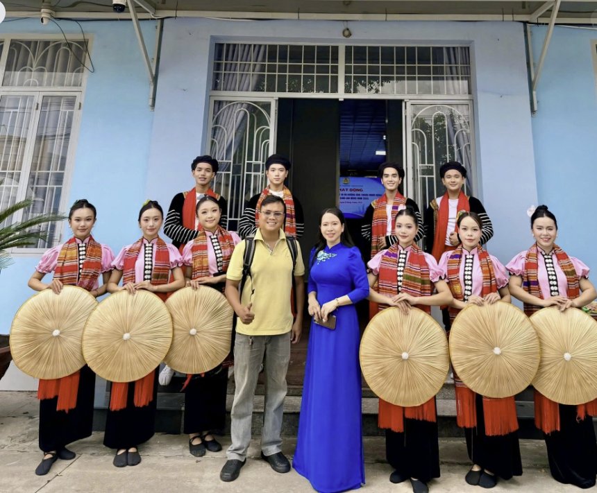 Đội hình diễn viên trong trang phục dân tộc trước giờ biểu diễn tại UBND phường Thuận Giao