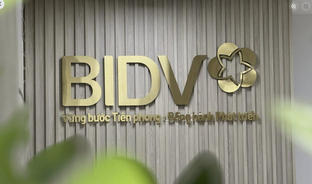 Biểu tượng BIDV tại trụ sở chi nhánh — bối cảnh video tổng kết năm 2025 do NTSax Media Entertainment thực hiện