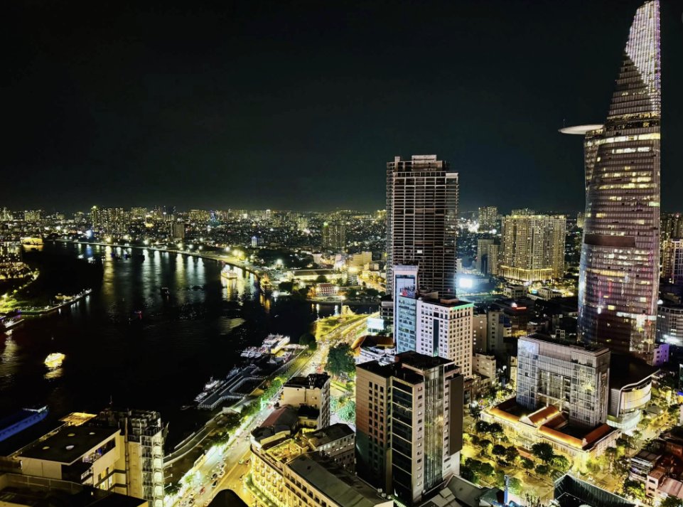 Tầm nhìn thành phố về đêm từ tầng 40 khách sạn Hilton Sài Gòn — nơi diễn ra buổi hoà tấu