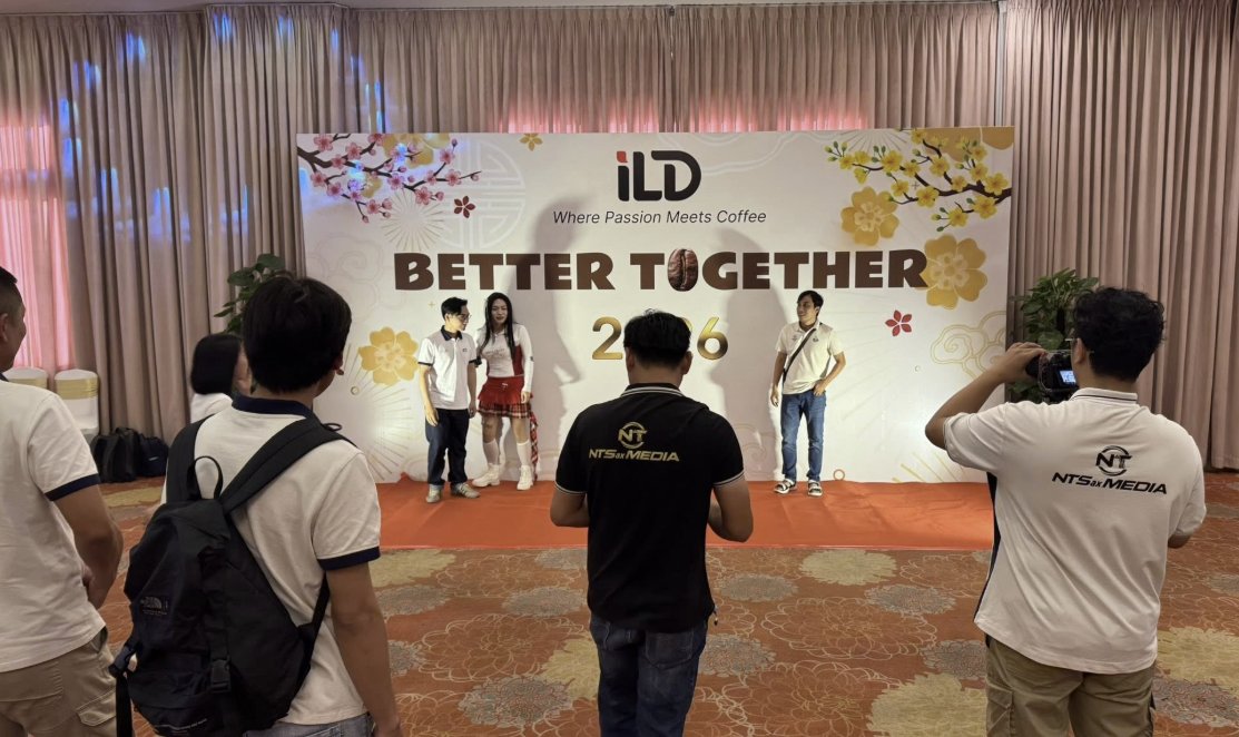 Ê-kíp chụp ảnh cho khách mời tại khu vực backdrop trong Year End Party Công ty ILD Việt Nam