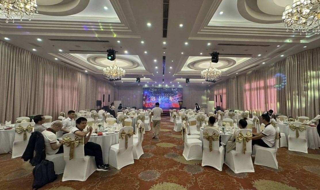 Không gian sảnh tiệc cuối năm của Công ty ILD Việt Nam với màn hình LED và hệ thống ánh sáng