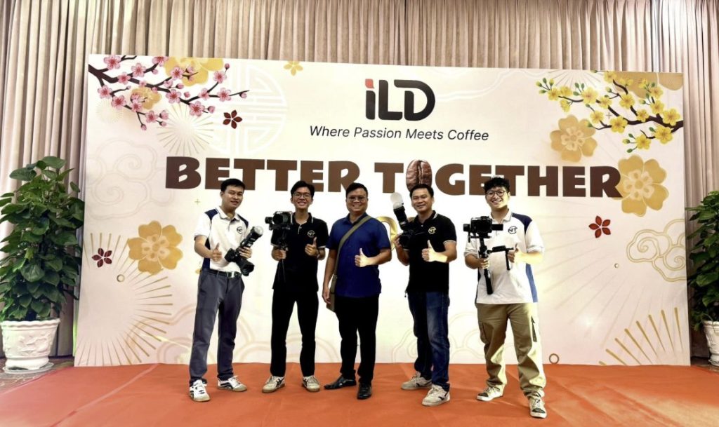 Team media của NTSax Media Entertainment tác nghiệp tại Year End Party Công ty ILD Việt Nam